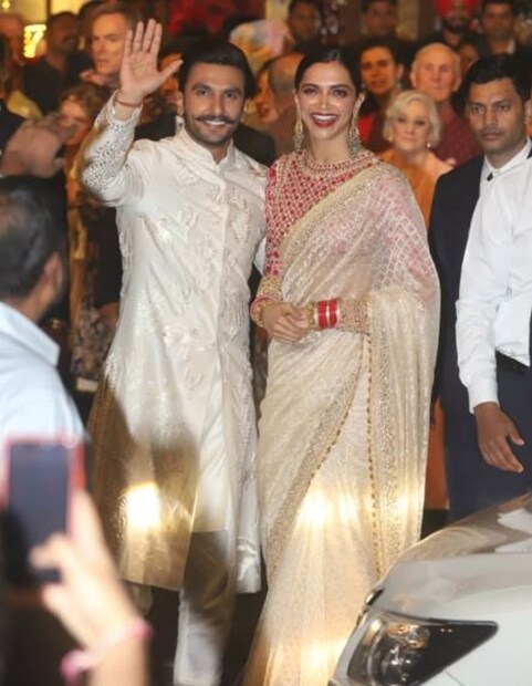 তখন সদ্য বিয়ে হয়েছে দীপিকা-রণবীরের ৷ একই সময় ছিল মুকেশ আম্বানির মেয়ে ইশার বিয়েও ৷ সেই বিয়েতে সাদা আর সোনালী রঙের শাড়িই পরেছিলেন দীপিকা ৷ রণবীরও ছিলেন একই কম্বিনেশনের শেরওয়ানিতে ৷ Photo Courtesy: Instagram 