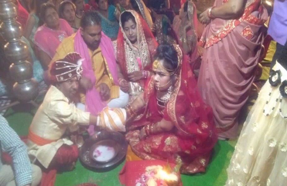বিয়ের আসরে নিমন্ত্রিতেরা ৩৬ ইঞ্চির বরকে দেখে চমকে গিয়েছেন ৷ বর পেশায় সরকারি কর্মচারী ৷ বিগত ১০ বছর ধরে ধনেশ জীবনসঙ্গীর উদ্দেশ্যে চালিয়েছেন খোঁজ ৷ প্রতীকী ছবি ৷ বিয়ের আসরে নিমন্ত্রিতেরা ৩৬ ইঞ্চির বরকে দেখে চমকে গিয়েছেন ৷ বর পেশায় সরকারি কর্মচারী ৷ বিগত ১০ বছর ধরে ধনেশ জীবনসঙ্গীর উদ্দেশ্যে চালিয়েছেন খোঁজ ৷ প্রতীকী ছবি ৷