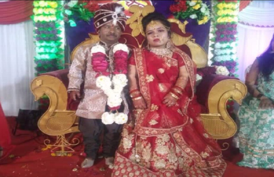 বিয়েতে ধনেশকে বেশ খুশি দেখতে লেগেছিল ৷ চারিদিকে আলো, মন্ত্রের উচ্চারণ, সমস্ত কিছু মিলিয়ে মিশিয়ে চারিদিকে এক খুশির আবহ ৷ প্রতীকী ছবি ৷ বিয়েতে ধনেশকে বেশ খুশি দেখতে লেগেছিল ৷ চারিদিকে আলো, মন্ত্রের উচ্চারণ, সমস্ত কিছু মিলিয়ে মিশিয়ে চারিদিকে এক খুশির আবহ ৷ প্রতীকী ছবি ৷