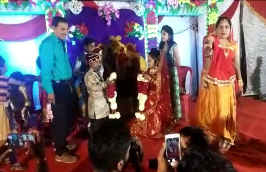 ধনেশের উচ্চতা তিন ফুট হওয়ার নানান রকমের বাধা বিপত্তি দেখা দিয়েছিল অবশেষে তিনি পেয়েছেন উপযুক্ত প্রার্থী ৷ প্রতীকী ছবি ৷ ধনেশের উচ্চতা তিন ফুট হওয়ার নানান রকমের বাধা বিপত্তি দেখা দিয়েছিল অবশেষে তিনি পেয়েছেন উপযুক্ত প্রার্থী ৷ প্রতীকী ছবি ৷