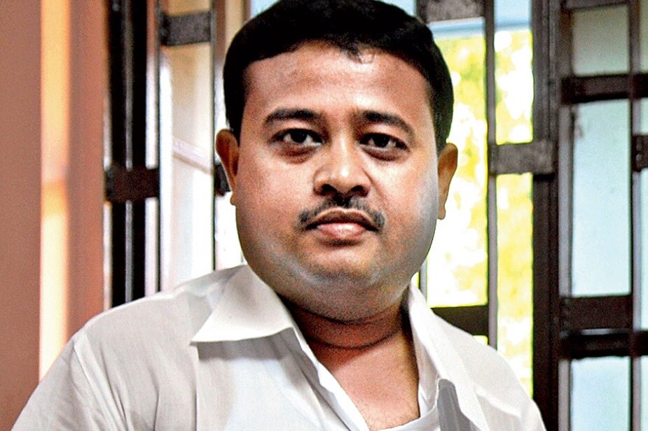 দিব্যেন্দ্যু অধিকারী২০১৬ সালে দাদা শুভেন্দু অধিকারীর ছেড়ে যাওয়া আসনে প্রার্থী হয়ে উপনির্বাচনে জয়লাভ করেছিলেন ৷ তাই তমলুক লোকসভা কেন্দ্র থেকে তাঁর উপরই ভরসা রাখছে তৃণমূলের নেতৃত্ব ৷ দিব্যেন্দ্যু অধিকারী২০১৬ সালে দাদা শুভেন্দু অধিকারীর ছেড়ে যাওয়া আসনে প্রার্থী হয়ে উপনির্বাচনে জয়লাভ করেছিলেন ৷ তাই তমলুক লোকসভা কেন্দ্র থেকে তাঁর উপরই ভরসা রাখছে তৃণমূলের নেতৃত্ব ৷