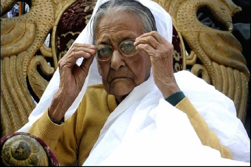 জন্ম বরিশালের জব্দকাঠিতে। ১৯৩৩ সালে বিয়ে হয় ফরিদপুরের ওরাকান্দির প্রমথরঞ্জন ঠাকুরের সঙ্গে। মতুয়া মহাসংঘের প্রতিষ্ঠাতা হরিচাঁদ ঠাকুরের বংশধর প্রমথরঞ্জন ঠাকুর। বিয়ের পর থেকেই স্বামীর সঙ্গে মতুয়ার নানা কাজের সঙ্গে যু্ক্ত হয়ে পড়েন বীণাপাণি ঠাকুর। বুঝতে শেখেন সাংগঠনিক কাজকর্মও।Photo Source: Collected জন্ম বরিশালের জব্দকাঠিতে। ১৯৩৩ সালে বিয়ে হয় ফরিদপুরের ওরাকান্দির প্রমথরঞ্জন ঠাকুরের সঙ্গে। মতুয়া মহাসংঘের প্রতিষ্ঠাতা হরিচাঁদ ঠাকুরের বংশধর প্রমথরঞ্জন ঠাকুর। বিয়ের পর থেকেই স্বামীর সঙ্গে মতুয়ার নানা কাজের সঙ্গে যু্ক্ত হয়ে পড়েন বীণাপাণি ঠাকুর। বুঝতে শেখেন সাংগঠনিক কাজকর্মও।Photo Source: Collected