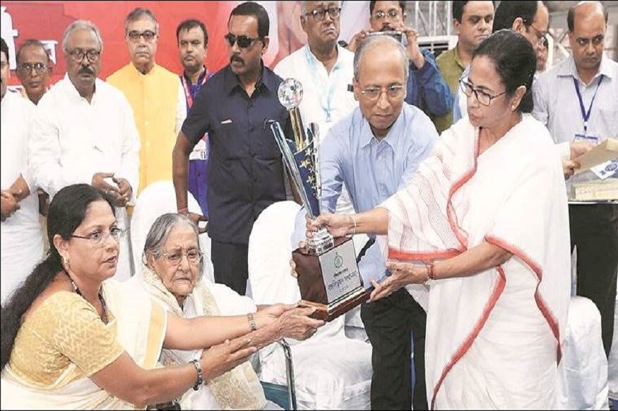 ২০১৮র দুর্গাপুজোর অষ্টমী। জন্মশতবর্ষ পালন করা হল বীণাপাণি ঠাকুরের। তাঁর একশবছর নিয়ে দ্বিমত রয়েছে পরিবারের মধ্যেই। তবে তাঁরই বিবৃতিকে সম্বল করে পালন হল জন্মতিথি। বার্ধক্যজনিত সমস্যা বাড়ছে। হাত কাঁপে, শুনতে সমস্যা হয়, হাঁটাচলায় জোর কমেছে। তবু মতুয়াদের বড়মাই আশ্রয়। ২০১৮-র ১৫ নভেম্বর। তাঁকে বিশেষ বঙ্গবিভূষণ সম্মান দিলেন মুখ্যমন্ত্রী মমতা বন্দ্যোপাধ্যায়।Photo Source: Collected ২০১৮র দুর্গাপুজোর অষ্টমী। জন্মশতবর্ষ পালন করা হল বীণাপাণি ঠাকুরের। তাঁর একশবছর নিয়ে দ্বিমত রয়েছে পরিবারের মধ্যেই। তবে তাঁরই বিবৃতিকে সম্বল করে পালন হল জন্মতিথি। বার্ধক্যজনিত সমস্যা বাড়ছে। হাত কাঁপে, শুনতে সমস্যা হয়, হাঁটাচলায় জোর কমেছে। তবু মতুয়াদের বড়মাই আশ্রয়। ২০১৮-র ১৫ নভেম্বর। তাঁকে বিশেষ বঙ্গবিভূষণ সম্মান দিলেন মুখ্যমন্ত্রী মমতা বন্দ্যোপাধ্যায়।Photo Source: Collected