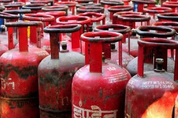 মধ্যবিত্তের মাথায় হাত! ফের দাম বাড়ল রান্নার গ্যাসের মধ্যবিত্তের মাথায় হাত! ফের দাম বাড়ল রান্নার গ্যাসের