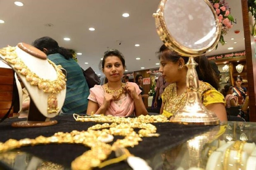 নববর্ষের পর আজ শহরে ফের সস্তা হয়েছে সোনা । 
