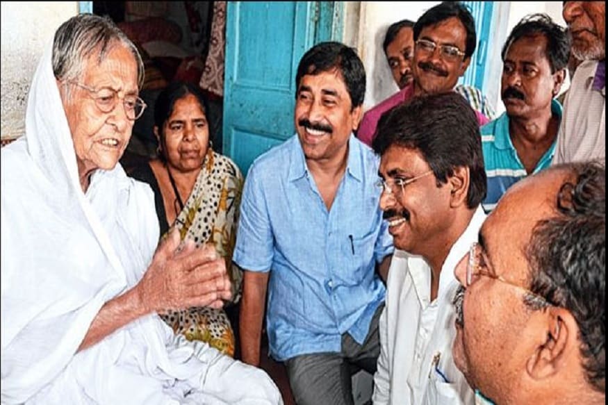 বিভিন্ন রাজনৈতিক ও সামাজিক কাজকর্মের সঙ্গে সক্রিয়ভাবে যুক্ত থাকেন। কিন্তু বয়স বাড়ছিল। ক্রমে বার্ধক্যজনিত সমস্যা বাড়ছিল। বড় ছেলে কপিলকৃষ্ণ ঠাকুরকেই বেছে নিলেন তাঁর উত্তরসূরি হিসেবে। ২০১৪-র অক্টোবর। মারা গেলেন কপিলকৃষ্ণ ঠাকুর। ছেলের মৃত্যুযন্ত্রণা সারা জীবনের সঙ্গী হয়ে রইল। তবু শক্ত হয়ে দাঁড়ালেন তিনি।Photo Source: Collected বিভিন্ন রাজনৈতিক ও সামাজিক কাজকর্মের সঙ্গে সক্রিয়ভাবে যুক্ত থাকেন। কিন্তু বয়স বাড়ছিল। ক্রমে বার্ধক্যজনিত সমস্যা বাড়ছিল। বড় ছেলে কপিলকৃষ্ণ ঠাকুরকেই বেছে নিলেন তাঁর উত্তরসূরি হিসেবে। ২০১৪-র অক্টোবর। মারা গেলেন কপিলকৃষ্ণ ঠাকুর। ছেলের মৃত্যুযন্ত্রণা সারা জীবনের সঙ্গী হয়ে রইল। তবু শক্ত হয়ে দাঁড়ালেন তিনি।Photo Source: Collected