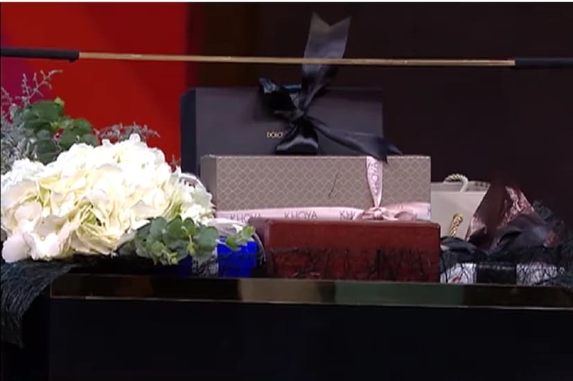 শেষ হয়ে গিয়েছে কফি উইথ করণ সিজন ৬৷ দেওয়া হয়ে গিয়েছে এই সিজনের সেরাদের পুরস্কার৷ তবে সকলের প্রশ্ন ছিল একটাই৷ কী রয়েছে কফি হ্যাম্পারে?