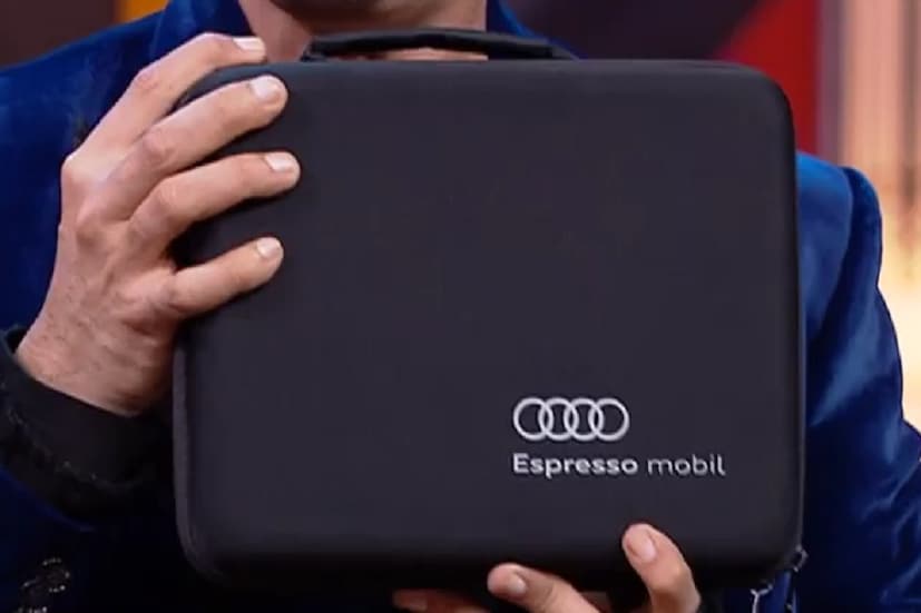 হ্যাম্পারের প্রথম আইটেম ছিল আউডি এসপ্রেসো মোবিল৷ গাড়িতে যাওয়ার সময় কফি খাওয়ার আদর্শ সরঞ্জাম৷ ফ্লাস্ক, কফি মাগ ও শট গ্লাস৷