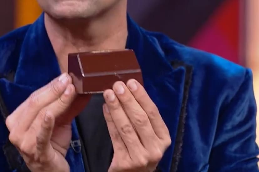 শকোলা৷ অর্থাৎ ফরাসি চকোলেট৷ সিঙ্গল পিস বক্স চকোলেট ছিল হ্যাম্পারের অন্যতম আকর্ষণ৷একেবারে বাক্সের মতো দেখতে কাস্টমাইজড এই চকোলেট বানানো হয়েছিল শুধু কফি উইথ করণের জন্যই৷