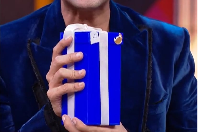 প্রতি বারের মতো এবারও নিয়ম মেনে সিজন শেষে হ্যাম্পার খুলে দেখালেন করণ৷ হ্যাম্পারে ছিল সেভরি জাপানিজ বিঞ্জ ইটস৷