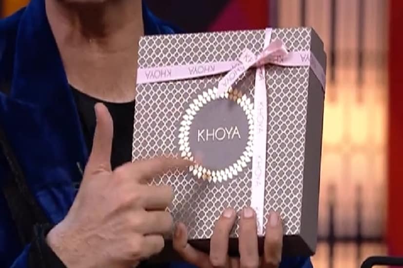 মিষ্টিমুখ তো করতেই হবে৷ তাই সব বিদেশি উপহারের মধ্যেই ছিল খাঁটি দেশি খোয়া লাক্সারি মিঠাই৷ 