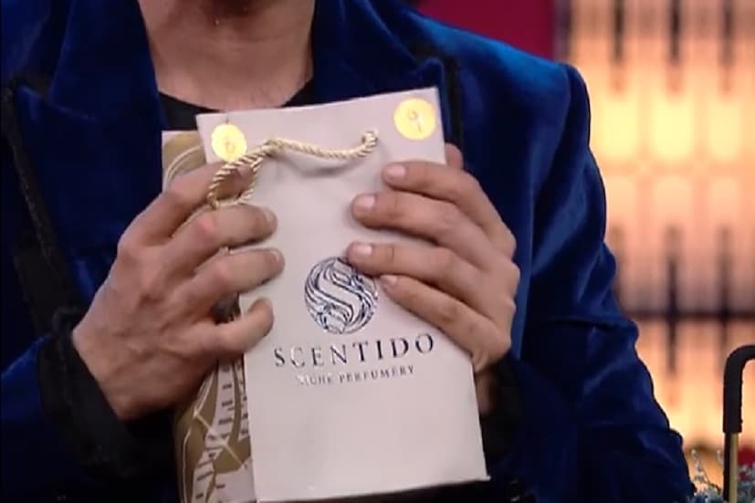 হ্যাম্পারে ছিল সেন্টিডো পারফিউমারির পারফিউম ও ক্যান্ডল৷করণ জানান পুরো হ্যাম্পার সাজানোর দাযিত্বে ছিল তার প্রিয় সংস্থা পিক্সি ডাস্ট গিফট৷