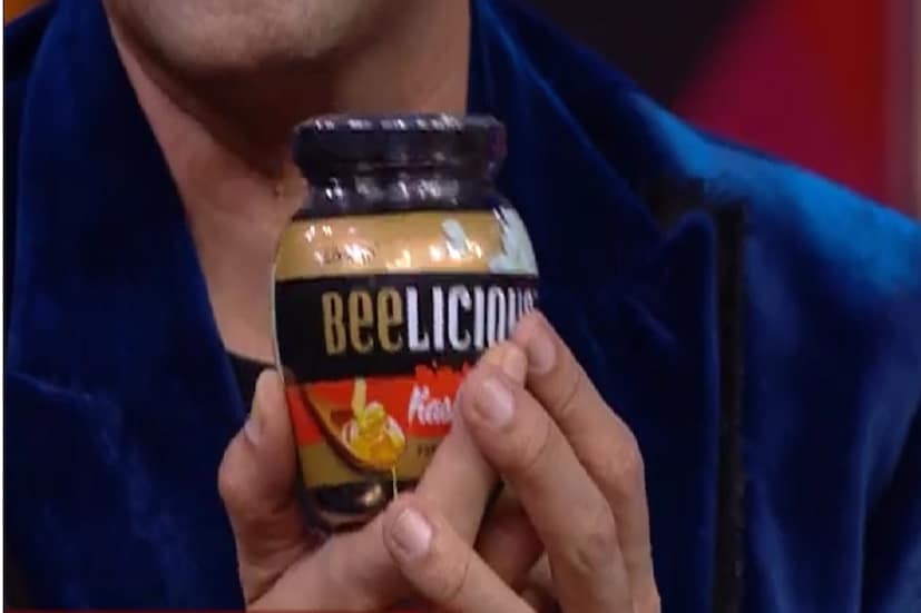 সব লোভনীয় খাবার দিয়ে হ্যাম্পার সাজালেও গেস্টদের স্বাস্থ্যেরও খেয়াল রেখেছেন করণ৷ হ্যাম্পারে ছিল বি লেশিয়াসের কাশ্মীরি মধুও৷