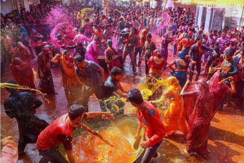 আবহাওয়ায় তুমুল পরিবর্তন ৷ ইতিমধ্যেই শহর জুড়ে রোদের তাপ, প্যাচপ্যাচে গরম ৷ কপালের ঘাম মুছতে মুছতে একেবারে নাজেহাল অবস্থা শহরবাসীর ৷ তবে হাওয়া অফিসের কাছে এখনই কোনও স্বস্তির খবর নেই ৷ 
