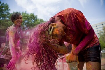 রঙ খেলার আগে চুল ভাল রাখতে ব্যবহার করুন টক দই