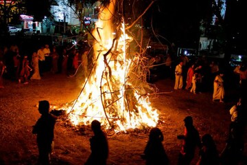 হোলিকা দহন দিয়ে দেশ জুড়ে শুরু রঙের উৎসব