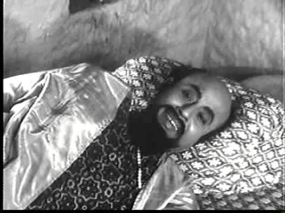 এর পরই তিনি ১৯৬৮ সালে সুযোগ পান সত্যজিৎ রায়ের ছবি 'গুপী গাইন বাঘা বাইন'-এ। এই ছবি দেখেননি এমন বাঙালি খুঁজে পাওয়া দুষ্কর। রবি ঘোষ, তপেন চট্টোপাধ্যায়, সন্তোষ দত্তর মতো অভিনেতাদের সঙ্গে জমিয়ে কাজ করেছিলেন চিন্ময় রায়। নিশ্চয় চরিত্রটা মনে করতে পারছেন না? তিনি ওই ছবিতে গুপ্তচরের ভূমিকায় অভিনয় করেছিলেন। শুণ্ডির রাজাকে খবর দিতে এসেছিলেন তিনি। এসে বলেছিলেন, হাতি শালে হাতি নাই, ঘোড়া নাই, কিন্তু ক্ষেতে ফসল আছে, গাছে পাখি আছে। মনে আনন্দ আছে। এই ছবিতে ওইটুকু চরিত্র তাঁর। কিন্তু তবুও দাগ রেখে গিয়েছিলেন মনে।photo source collected এর পরই তিনি ১৯৬৮ সালে সুযোগ পান সত্যজিৎ রায়ের ছবি 'গুপী গাইন বাঘা বাইন'-এ। এই ছবি দেখেননি এমন বাঙালি খুঁজে পাওয়া দুষ্কর। রবি ঘোষ, তপেন চট্টোপাধ্যায়, সন্তোষ দত্তর মতো অভিনেতাদের সঙ্গে জমিয়ে কাজ করেছিলেন চিন্ময় রায়। নিশ্চয় চরিত্রটা মনে করতে পারছেন না? তিনি ওই ছবিতে গুপ্তচরের ভূমিকায় অভিনয় করেছিলেন। শুণ্ডির রাজাকে খবর দিতে এসেছিলেন তিনি। এসে বলেছিলেন, হাতি শালে হাতি নাই, ঘোড়া নাই, কিন্তু ক্ষেতে ফসল আছে, গাছে পাখি আছে। মনে আনন্দ আছে। এই ছবিতে ওইটুকু চরিত্র তাঁর। কিন্তু তবুও দাগ রেখে গিয়েছিলেন মনে।photo source collected
