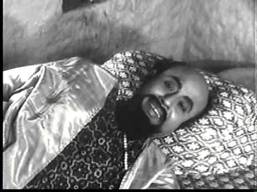 এর পরই তিনি ১৯৬৮ সালে সুযোগ পান সত্যজিৎ রায়ের ছবি 'গুপী গাইন বাঘা বাইন'-এ। এই ছবি দেখেননি এমন বাঙালি খুঁজে পাওয়া দুষ্কর। রবি ঘোষ, তপেন চট্টোপাধ্যায়, সন্তোষ দত্তর মতো অভিনেতাদের সঙ্গে জমিয়ে কাজ করেছিলেন চিন্ময় রায়। নিশ্চয় চরিত্রটা মনে করতে পারছেন না? তিনি ওই ছবিতে গুপ্তচরের ভূমিকায় অভিনয় করেছিলেন। শুণ্ডির রাজাকে খবর দিতে এসেছিলেন তিনি। এসে বলেছিলেন, হাতি শালে হাতি নাই, ঘোড়া নাই, কিন্তু ক্ষেতে ফসল আছে, গাছে পাখি আছে। মনে আনন্দ আছে। এই ছবিতে ওইটুকু চরিত্র তাঁর। কিন্তু তবুও দাগ রেখে গিয়েছিলেন মনে। photo source collected