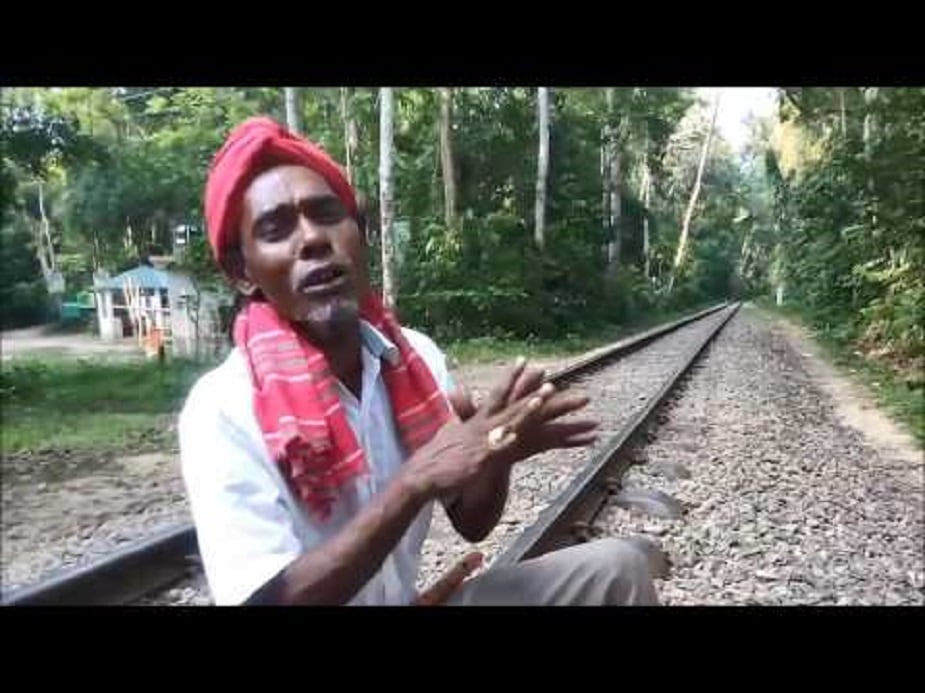 গরমের দুপুর। ঘড় ঘড় করে চলছে পাখা। স্কুল ছুটি। মায়ের আদেশে ঘুমোতেই হবে। বিছানায় গিয়ে চোখ টিপে পড়ে থাকা। চারিদিক নিস্তব্ধ। হঠাৎ সেই নিস্তব্ধতাকে ভেঙে কানে আসত এক সুরেলা বেহালার সুর। মন ছুটে চলে যেত ওই লোকটার সুরের সঙ্গে এ গলি থেকে সে গলি। বেহালা বাজিয়ে যেত লোকটা। দশটাকাতেই পাওয়া যেত ওই বেহালা। তবে বেহালা কিনে যত বারই বাজানোর চেষ্টা করা হত কোনও দিনই বাজানো যেত না। ওই সুর যেন শুধু ওই বেহালা বাজানো লোকটাই জানত। অনেক বছর হয়ে গেছে তারা আর আসে না। পরের প্রজন্ম আর শুনবে তার সুর।photo source collected গরমের দুপুর। ঘড় ঘড় করে চলছে পাখা। স্কুল ছুটি। মায়ের আদেশে ঘুমোতেই হবে। বিছানায় গিয়ে চোখ টিপে পড়ে থাকা। চারিদিক নিস্তব্ধ। হঠাৎ সেই নিস্তব্ধতাকে ভেঙে কানে আসত এক সুরেলা বেহালার সুর। মন ছুটে চলে যেত ওই লোকটার সুরের সঙ্গে এ গলি থেকে সে গলি। বেহালা বাজিয়ে যেত লোকটা। দশটাকাতেই পাওয়া যেত ওই বেহালা। তবে বেহালা কিনে যত বারই বাজানোর চেষ্টা করা হত কোনও দিনই বাজানো যেত না। ওই সুর যেন শুধু ওই বেহালা বাজানো লোকটাই জানত। অনেক বছর হয়ে গেছে তারা আর আসে না। পরের প্রজন্ম আর শুনবে তার সুর।photo source collected