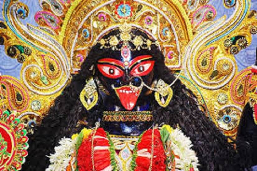 আজ যেহেতু অমাবস্যা পড়ছে তাই আজ রাত্রে অমাবস্যা তিথিতে কালীপুজো করলে সংসারের বিশেষ মঙ্গল হয়ে থাকে ৷