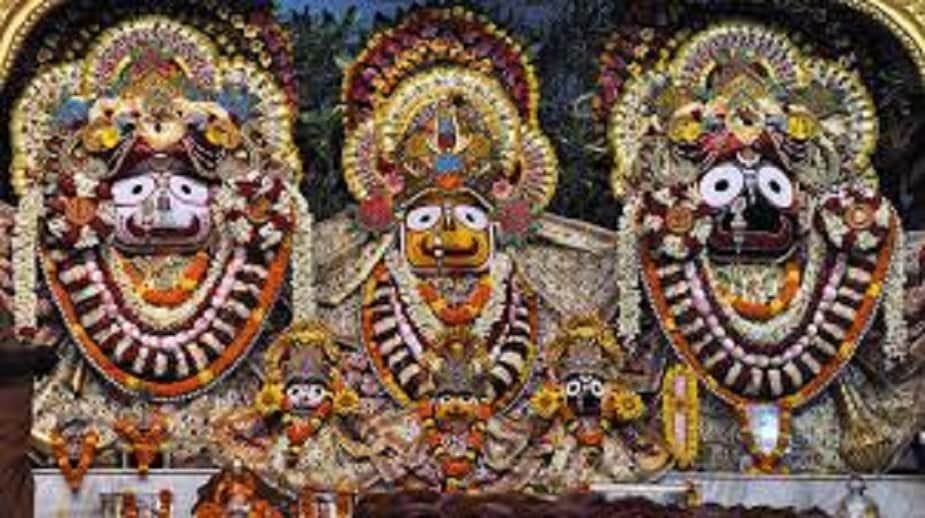 গৌরধাম মন্দিরটি ভক্তিবেদান্ত স্বামী প্রভুপাদের আদর্শেই গড়ে উঠেছে। এই মন্দিরটির জন্যই নদিয়ার মানচিত্রে নতুন ভাবে স্থান করে নিয়েছে হবিবপুর। এই এলাকায় গোপ সম্প্রদায়ের মানুষজন উৎকৃষ্ট ‘হবি’ বা ঘি উৎপাদন করতেন। এই ‘হবি’ থেকেই হবিবপুর। ভিন্ন মত অনুযায়ী, এই অঞ্চলে মীর মহম্মদ নামে একজন পির বাস করতেন। তাঁর গুরু হবিব–এর নামানুসারেই এলাকার নাম হয়েছে হবিবপুর। হবিবপুরের শ্রেষ্ঠ আকর্ষণ ইসকনের জগন্নাথ মন্দির।photo source collected গৌরধাম মন্দিরটি ভক্তিবেদান্ত স্বামী প্রভুপাদের আদর্শেই গড়ে উঠেছে। এই মন্দিরটির জন্যই নদিয়ার মানচিত্রে নতুন ভাবে স্থান করে নিয়েছে হবিবপুর। এই এলাকায় গোপ সম্প্রদায়ের মানুষজন উৎকৃষ্ট ‘হবি’ বা ঘি উৎপাদন করতেন। এই ‘হবি’ থেকেই হবিবপুর। ভিন্ন মত অনুযায়ী, এই অঞ্চলে মীর মহম্মদ নামে একজন পির বাস করতেন। তাঁর গুরু হবিব–এর নামানুসারেই এলাকার নাম হয়েছে হবিবপুর। হবিবপুরের শ্রেষ্ঠ আকর্ষণ ইসকনের জগন্নাথ মন্দির।photo source collected