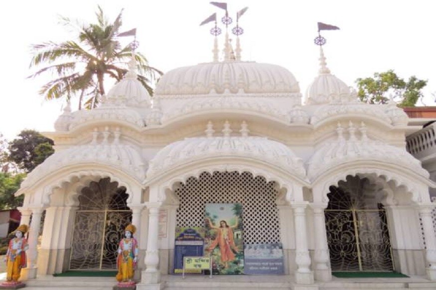 দোল মানেই পাতা ঝরার সময়। দোল মানেই কাল মধুমাস। দোল মানেই মন আনচান। কোথাও একটা দোলের দিন গেলে হয় না? কিন্তু দোল মানেই আবার শান্তি নিকেতনও বটে! তবে শান্তিনিকেতনের ভিড়ে আজকাল অনেকেই গা ভাসাতে চান না। একটু অন্য কোথাও গিয়ে দোল খেলতে পারলে কিন্তু বেশ হত। হ্যাঁ নবদ্বীপ যেতেই পারেন। সেখানেও দোল খেলা যেতে পারে।তবে তার থেকে আরও একটু কাছেই আছে এক সুন্দর জায়গা। যেখানে গেলে মন ভরে যাবে আপনার।photo source collected দোল মানেই পাতা ঝরার সময়। দোল মানেই কাল মধুমাস। দোল মানেই মন আনচান। কোথাও একটা দোলের দিন গেলে হয় না? কিন্তু দোল মানেই আবার শান্তি নিকেতনও বটে! তবে শান্তিনিকেতনের ভিড়ে আজকাল অনেকেই গা ভাসাতে চান না। একটু অন্য কোথাও গিয়ে দোল খেলতে পারলে কিন্তু বেশ হত। হ্যাঁ নবদ্বীপ যেতেই পারেন। সেখানেও দোল খেলা যেতে পারে।তবে তার থেকে আরও একটু কাছেই আছে এক সুন্দর জায়গা। যেখানে গেলে মন ভরে যাবে আপনার।photo source collected