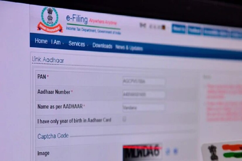 অর্থবর্ষ ২০১৭-১৮ সালের আয়করের ফাইল না করা হয়ে থাকলে ৷ ১ জানুয়ারি ২০১৯ থেকে ৩১ মার্চ ২০১৯ পর্যন্ত ITR ফাইল করলে ১০ হাজার টাকা জরিমানা দিতে হবে ৷ তবে যাঁরা ছোট ব্যবসা করে থাকেন তাঁদের ক্ষেত্রে কমানো হয়েছে জরিমানার পরিমাণ ৷ এই ক্ষেত্রে জরিমানা দিতে হবে ১ হাজার টাকার ৷ 