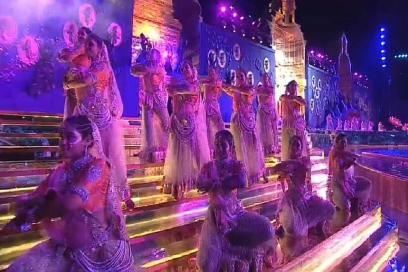 গত ৬ মার্চ উদ্বোধন হয়েছিল ধীরুভাই আম্বানি স্কয়্যারের ৷ ২ হাজার পিছিয়ে পড়া শিশুদের নিয়ে নীতা আম্বানি ফিতে কেটেছিলেন ৷