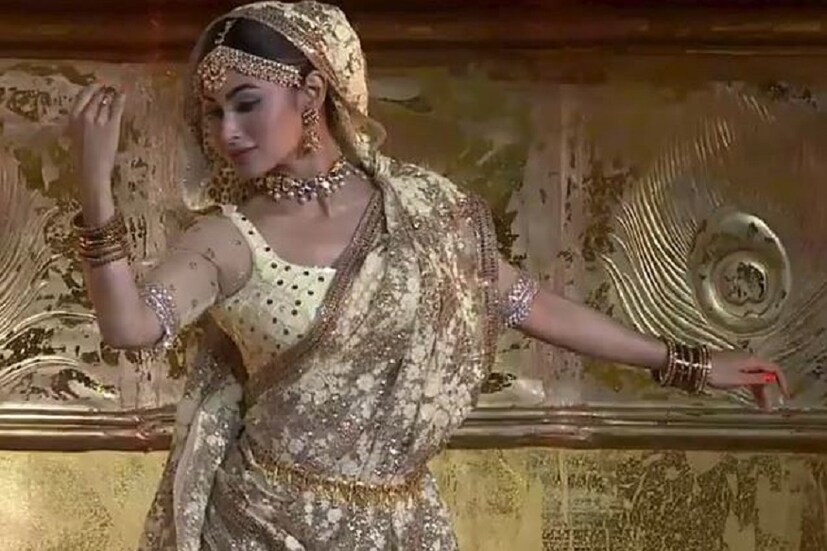 গানের তালে নেচে উঠল রঙিন ফোয়ারা ৷ তবে শুধুই ফোয়ারা নয়, অনুষ্ঠিত হয় এক বিশেষ সঙ্গীত অনুষ্ঠানেরও ৷ এই অনুষ্ঠানে অংশ নিয়ে ছিলেন বলিউড অভিনেত্রী মৌনি রায় ৷