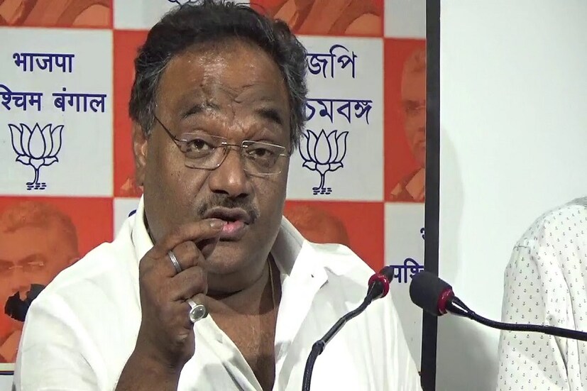 শমীক ভট্টাচার্য তিনিই রাজ্যেই প্রথম বিজেপি বিধায়ক ছিলেন ৷ তবে ২০১৫ নির্বাচনে তিনি বসিরহাট দক্ষিণ কেন্দ্র থেকে তৃণমূলের তারকা পার্থী প্রাক্তন ফুটবলার দীপেন্দু বিশ্বাসের কাছে পরাজিত হয়েছিলেন ৷ এবারের তিনি দমদম কেন্দ্র থেকে লড়বেন মুখোমুখি হবেন ২ বারের সাংসদ সৌগত রায়ের ৷ ফাইল ছবি ৷