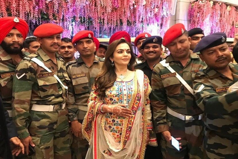 রিলায়েন্সকর্তা মুকেশ আম্বানি ও রিলায়েন্স ফাউন্ডেশনের চেয়ারপার্সন নীতা আম্বানির হাত দিয়েই শুভ সূচনা ঘটল ধীরু ভাই আম্বানি স্কোয়ারের মিউজিক্যাল ফাউন্টেনের ৷ 