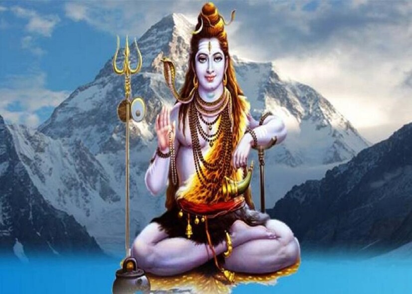 শিবরাত্রির মাহাত্ম্য বিষয়ক ব্রতকথাটিও চমৎকার।  সেখানে বলা হয়, বারাণসীতে এক ব্যাধ বাস করত। ব্যাধ এক দিন শিকার করতে গিয়ে আটকে পড়ে জঙ্গলে। গভীর রাত হয়ে গেলে ব্যাধ একটি বেল গাছে উঠে ঘুমিয়ে পড়ে।  তার নীচে ছিল একটি শিবলিঙ্গ। রাতে তার নড়াচড়ার বেলপাতা আর শিশিরের জল পড়ে শিবলিঙ্গের মাথায়। সেটি ছিল মহাশিবরাত্রি। কিন্তু ব্যাধ এইসব কিছুই জানে না। সকাল হতেই শিকার নিয়ে বাড়ি চলে আসে। কিন্তু বাড়িতে তখন এক অতিথি। ব্যাধ নিজে না খেয়ে সেই অতিথিকে খাওয়াল। তার অজান্তেই শিবরাত্রি ব্রত সম্পূর্ণ হল। এরপর ব্যাধের মৃত্যু হলে তাঁর জায়গা হয় শিবলোকে। তাই বলা হয় ছেলে-মেয়ে সবাই শিব পুজোয় জল ঢাললে পাবেন ফল। photo source collected