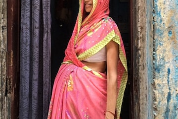 দাঁড়িয়ে দাঁড়িয়ে প্রসবে বাধ্য করল হাসপাতাল, সদ্যোজাত আছাড় খেয়ে পড়ল মাটিতে!
