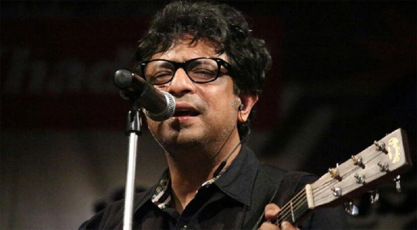 রূপঙ্কর বাগচি:  সুমনদা-র গান, ব্যক্তিত্ব, শিক্ষা, মনন এতদিন ধরে বাঙালিকে পুষ্ট করে আসছে। যখন কেরিয়ার শুরু করি, সুমন দার লাইভ পারফরম্যান্স এতটাই উদ্বুদ্ধ করেছিল যে গানের প্রতি আমার ভাবধারাটাই সম্পূর্ণ বদলিয়ে যায়। আমি এবং আমার সমকালীন সঙ্গীতশিল্পী যাঁরা রয়েছে, তাঁরা নিশ্চয়ই একবাক্যে এ'কথা স্বীকার করবেন, আমরা আজ যে রাস্তায় চলছি, সেই পথের দিশা প্রথম দেখিয়েছিলেন সুমনদা-ই! সুমনদা এককথায় গানের এনসাইক্লোপিডিয়া। তাঁর গান নিয়ে কিছু বলার অপেক্ষা রাখে না। তিনি এমন একজন শিল্পী, যিনি বাংলা গানের ধারা বদলে দিয়েছিলেন! রেকর্ডিং, ঘরোয়া আড্ডার আসর কিংবা 'জাতিস্বর'-এ একসঙ্গে কাজ করার সময়ে যতবার সুমনদা-র সঙ্গে সময় কাটিয়েছি, খালি হাতে ফিরিনি কখনও! ঝুলিতে কিছু না কিছু জমা হয়েছেই! আজ সুমন দা-কে কিছু বলতে ইচ্ছে করছে... সুমনদা ৭১ শুধুমাত্র একটা সংখ্যা! আপনি এখনও টগবগে তরুণ। এখনও আমাদের অনেক কিছু দেওয়া বাকি আপনার! Photo Source: Collected
