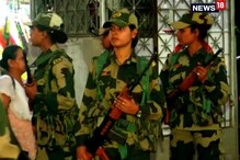 কোথাও স্থানীয়দের সঙ্গে কথা, কোথাও শিশুদের হাতে লজেন্স...অন্য মেজাজে কেন্দ্রীয় বাহিনী কোথাও স্থানীয়দের সঙ্গে কথা, কোথাও শিশুদের হাতে লজেন্স...অন্য মেজাজে কেন্দ্রীয় বাহিনী