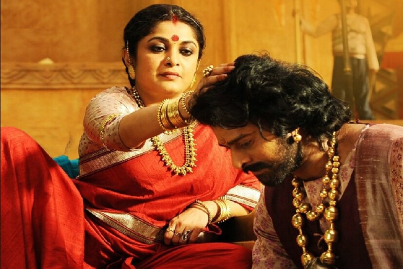 • বাহুবলী মুক্তি পাওয়ার পর প্রভাস, অনুষ্কা শেট্টি, তামান্না ভাটিয়াদের সঙ্গে পাল্লা দিয়ে জনপ্রিয়তা পেয়েছিল বাহুবলীর মা শিবগামী দেবীর চরিত্রটি ৷