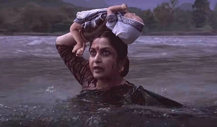 • ছবির মধ্যে লুকিয়ে রয়েছে আর একটি ছোট গল্প ‘মাল্লু আনকাট’ ৷ এতেই দেখা যাবে রাম্যা কৃষ্ণনকে ৷