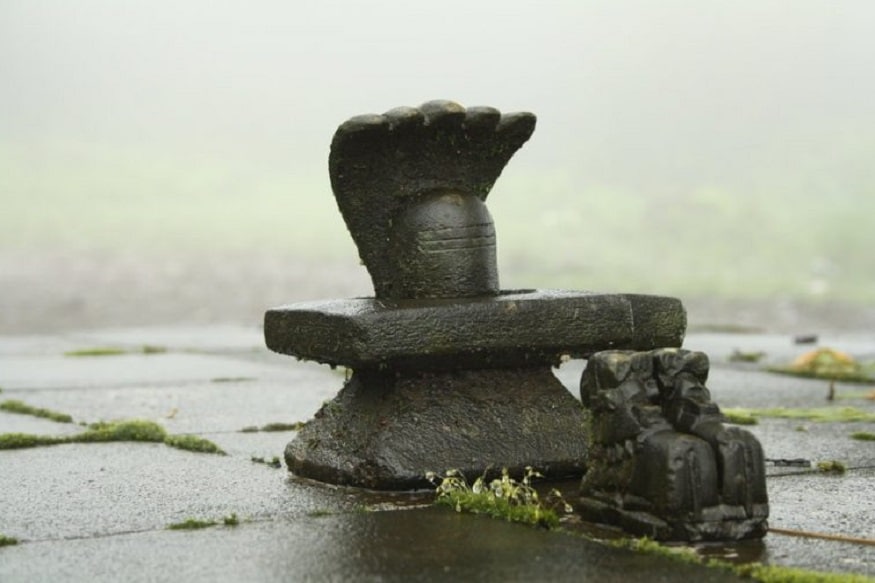 এতে সমস্যা বাড়তে থাকে। তাই সবসময়েই পূজাবেদীতে একটি মাত্র শিবলিঙ্গ রেখে পূজা করাই ভাল (Photo collected) এতে সমস্যা বাড়তে থাকে। তাই সবসময়েই পূজাবেদীতে একটি মাত্র শিবলিঙ্গ রেখে পূজা করাই ভাল (Photo collected)