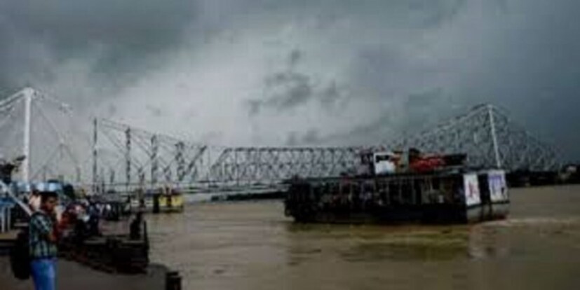 কলকাতা-সহ দক্ষিণবঙ্গে ভারী বৃষ্টির পূর্বাভাস আলিপুর আবহাওয়া দফতরের । সঙ্গে বইবে ঝোড়ো হাওয়া ৷ 