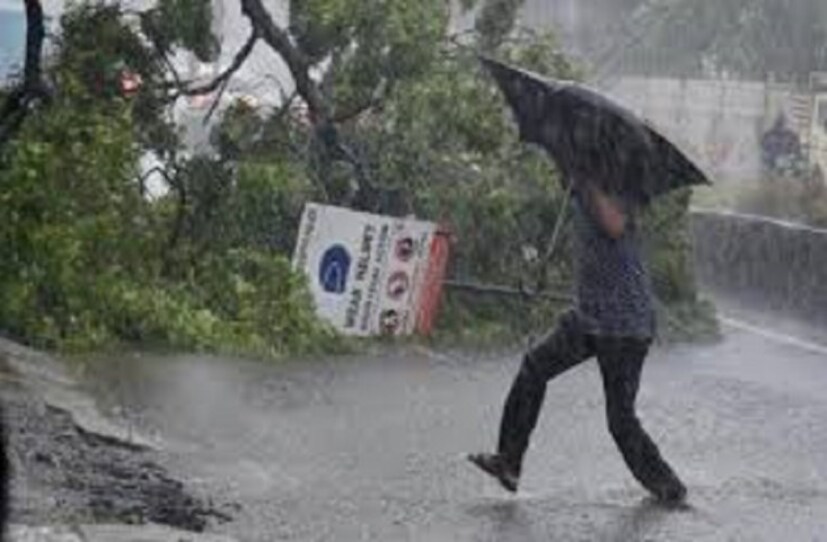 কার্যত বীরভূম ও মুর্শিদাবাদ ছাড়া গোটা দক্ষিণবঙ্গেই ঝড়বৃষ্টির সম্ভাবনা রয়েছে। 