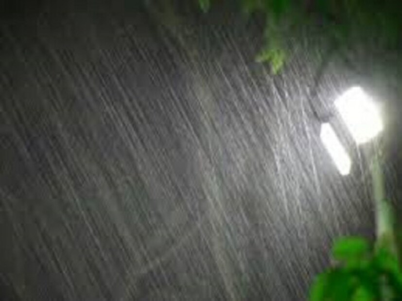 এর মধ‍্যে রয়েছে কলকাতা, হাওড়া, বাঁকুড়া, পুরুলিয়া, হুগলি, নদিয়া, দুই ২৪ পরগণা, দুই বর্ধমান, দুই মেদিনীপুর, ঝাড়গ্রাম।  কোথাও হালকা, কোথাও মাঝারি বৃষ্টিপাত হওয়ার সম্ভাবনা।