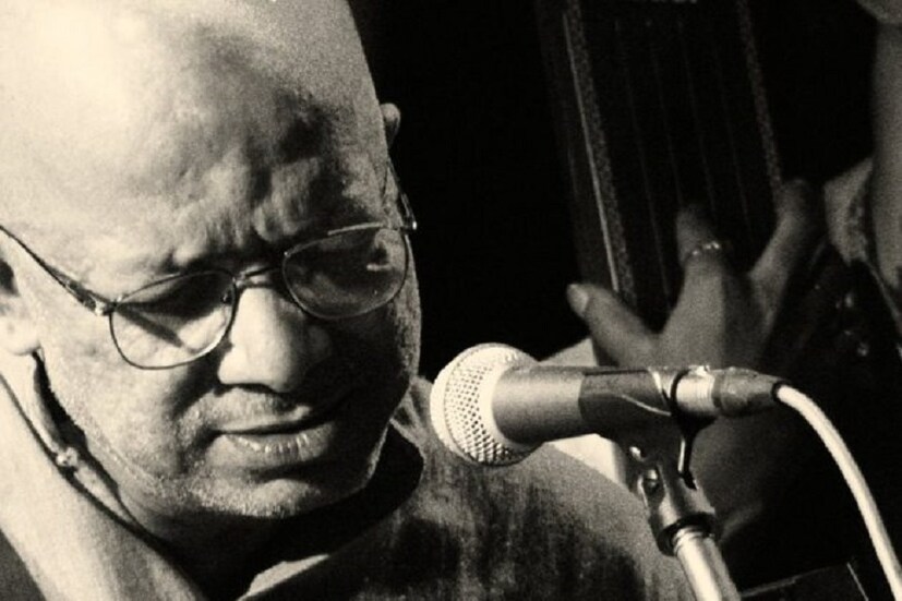 ''জানি না কতটা কথা বলা হলে হবে কথকথা/  জানি না কীভাবে স্রোত ভেঙে দেয় নদীর জড়তা''   শুভ জন্মদিন 'গানওয়ালা'...   ''গড়িয়াহাটার মোড়, মিনি মিনি বাস বাস...'' থেকে ''প্রথমবার লুকিয়ে টানা প্রথম সিগারেট/ প্রথমবার নিজামে গিয়ে কাবাব ভরপেট।''   আমাদের প্রজন্মর চোখে কলকাতার ক্যানভাস তুলে ধরেছিলেন এই পাগলা বিপ্লবী! সত্যিই তিনি পাগল, তাই তো সহজ কথাটা সহজে বলতে পেরেছিলেন- '' কতটা অপচয়ের পর মানুষ চেনা যায়?''