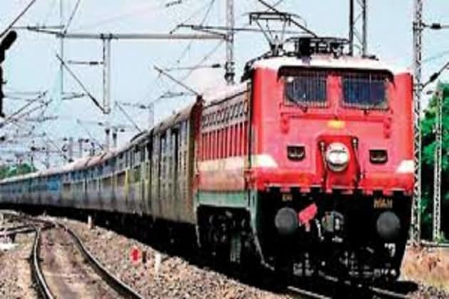 পয়লা এপ্রিল থেকে যাত্রীদের জন্য নতুন সুবিধা নিয়ে আসতে চলেছে ভারতীয় রেল ৷ এয়ারলাইন্সের মতো আপনি যে কোনও যাত্রার জন্য দুটি ট্রেনের টিকিট বুকিং করে থাকেন তাহলে প্রথম ট্রেনের পর দ্বিতীয় ট্রেনে যাত্রা করার জন্য জয়েন্ট পিএনআর জারি করবে ৷ এই নিয়ম অনুযায়ী, প্রথম ট্রেন লেট হওয়ার কারণে দ্বিতীয় ট্রেন আপনি ধরতে না পারলে কোনও চার্জ ছাড়াই পরের ট্রেনের টিকিট ক্যানসেল করতে পারবেন ৷ এই নিয়ম সমস্ত ক্লাসের জন্য প্রযোজ্য ৷ পয়লা এপ্রিল থেকে যাত্রীদের জন্য নতুন সুবিধা নিয়ে আসতে চলেছে ভারতীয় রেল ৷ এয়ারলাইন্সের মতো আপনি যে কোনও যাত্রার জন্য দুটি ট্রেনের টিকিট বুকিং করে থাকেন তাহলে প্রথম ট্রেনের পর দ্বিতীয় ট্রেনে যাত্রা করার জন্য জয়েন্ট পিএনআর জারি করবে ৷ এই নিয়ম অনুযায়ী, প্রথম ট্রেন লেট হওয়ার কারণে দ্বিতীয় ট্রেন আপনি ধরতে না পারলে কোনও চার্জ ছাড়াই পরের ট্রেনের টিকিট ক্যানসেল করতে পারবেন ৷ এই নিয়ম সমস্ত ক্লাসের জন্য প্রযোজ্য ৷