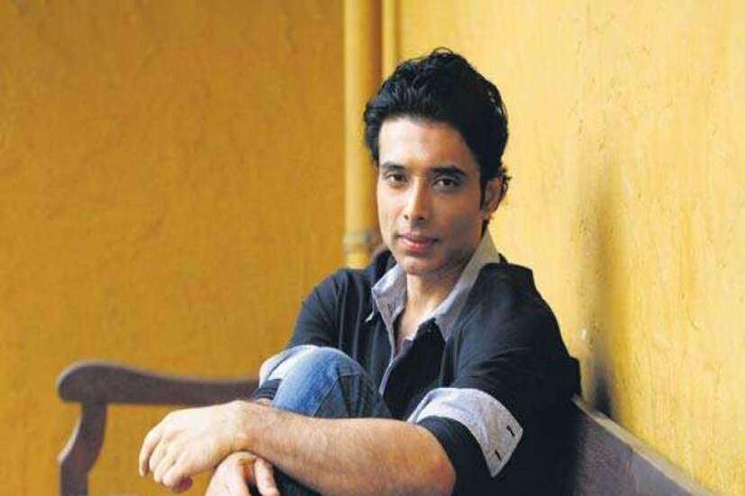 • ২০১৩-তে শেষবারের জন্য ‘ধুম ৩’র জন্য পর্দায় এসেছিলেন তিনি ৷ তারপর থেকে একেবারেই পাপারাৎজির সামনে দেখা যায়নি উদয় চোপড়াকে ৷ কেরিয়ার গ্রাফ কোনওদিনই তেমন উন্নত ছিল না ৷ সম্প্রতি আবার ধাক্কা খেয়েছিলেন প্রেমেও ৷