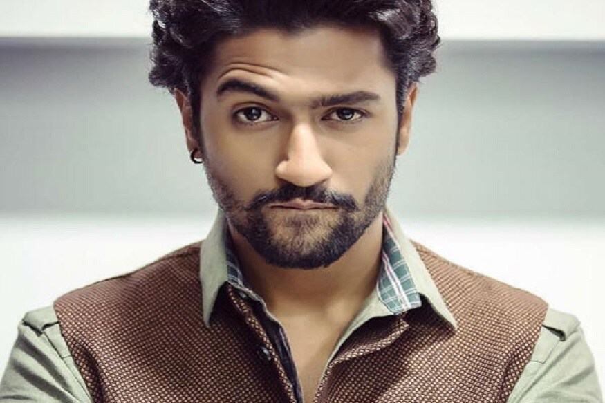 ভিকি কৌশলের নাম শুনলেই নতুন প্রজন্মের বুকের ভেতরটা যেন কেমন করে ওঠে। তাঁর অভিনয়, চলা ফেরা, কথা বলা সবই ছুঁয়ে যায় তাঁর ফ্যানেদের মন। আর হবেই না বা কেন? মাসান, রাজি থেকে শুরু করে উরি সবেতেই মন কেড়েছেন তিনি। বলিউডে মহিলা মহলেও বেশ জনপ্রিয় তিনি। তাঁর জীবন নিয়ে ফ্যানেদের উৎসাহ সব সময়। মেয়েরা তো প্রায় সকলেই চায় ভিকিকেই বিয়ে করতে। কিন্তু তা কী করে হবে! ভিকি তো আগেই জানিয়ে দিয়েছিলেন তাঁর সঙ্গে হারলিন শেট্টির সম্পর্কের কথা। কিন্তু সেই সম্পর্কে নাকি ধরেছে চিড়!photo source collected ভিকি কৌশলের নাম শুনলেই নতুন প্রজন্মের বুকের ভেতরটা যেন কেমন করে ওঠে। তাঁর অভিনয়, চলা ফেরা, কথা বলা সবই ছুঁয়ে যায় তাঁর ফ্যানেদের মন। আর হবেই না বা কেন? মাসান, রাজি থেকে শুরু করে উরি সবেতেই মন কেড়েছেন তিনি। বলিউডে মহিলা মহলেও বেশ জনপ্রিয় তিনি। তাঁর জীবন নিয়ে ফ্যানেদের উৎসাহ সব সময়। মেয়েরা তো প্রায় সকলেই চায় ভিকিকেই বিয়ে করতে। কিন্তু তা কী করে হবে! ভিকি তো আগেই জানিয়ে দিয়েছিলেন তাঁর সঙ্গে হারলিন শেট্টির সম্পর্কের কথা। কিন্তু সেই সম্পর্কে নাকি ধরেছে চিড়!photo source collected