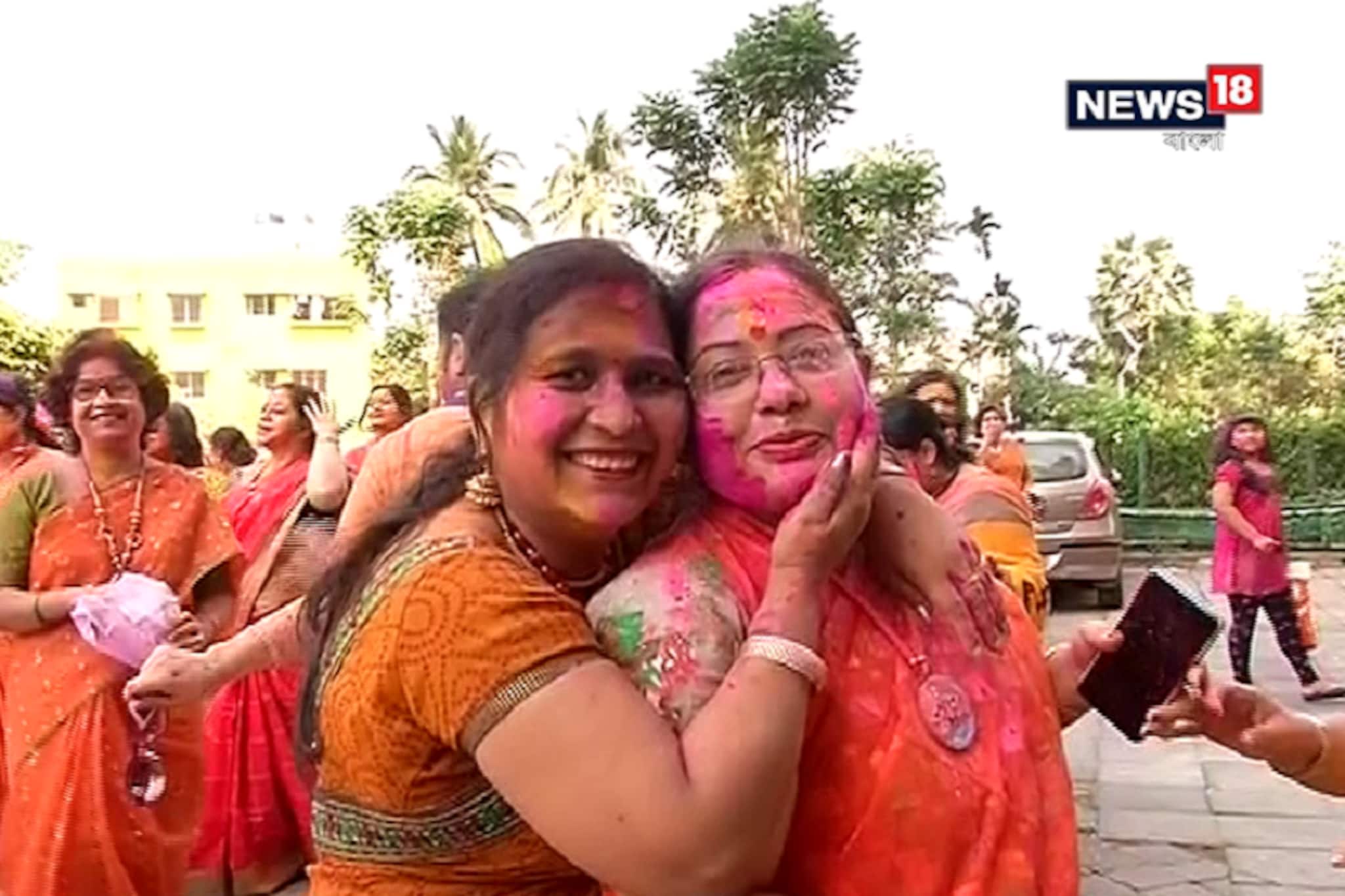 কলকাতার বিভিন্ন আবাসনেও চলছে জমিয়ে রং খেলা, দেখে নিন ভিডিও