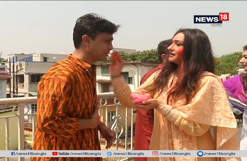 বন্ধুবান্ধব-প্রিয়জনের সঙ্গে আনন্দে সামিল ঋতুপর্ণা ৷ 