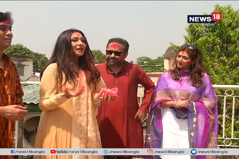 এমনি করেই মন মেলাতে হোলি আসে যায় ৷ 