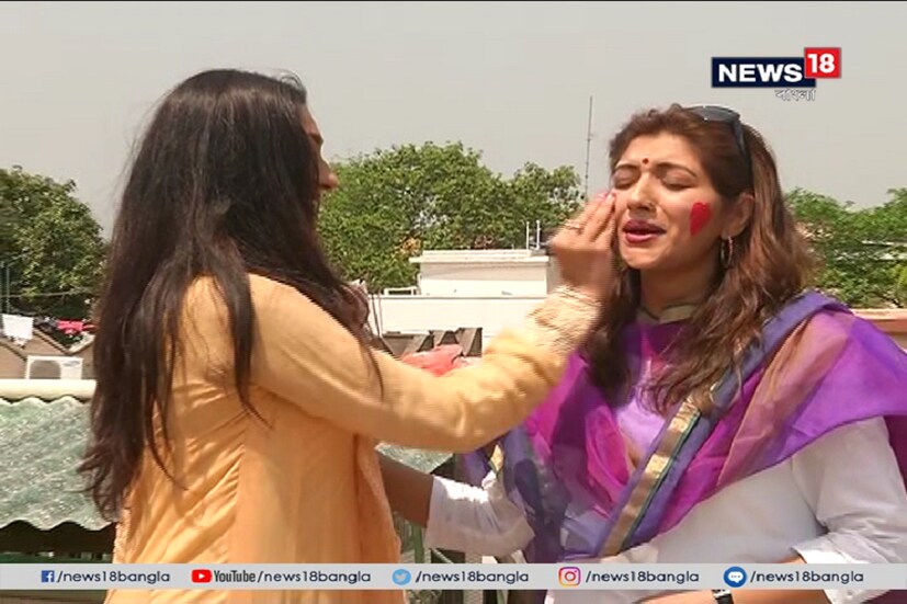 আনন্দ ভাগ করে নিচ্ছেন সবার সঙ্গে ৷