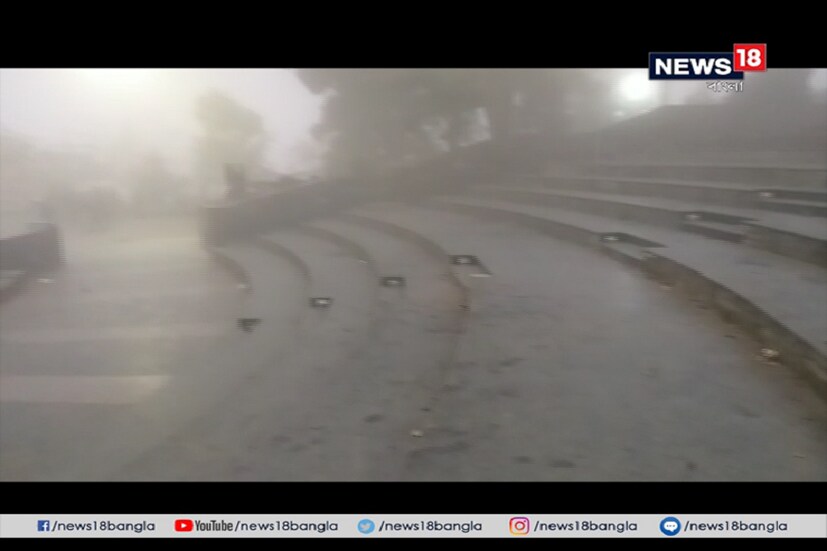 এর আগে সাতসকালে অন্ধকার আকাশ ৷ আকাশ কালো করে মেঘ সঙ্গে প্রবল ঝড়-বৃষ্টি হয়েছে বেশ কিছু জায়গায় গাছ ভেঙে পড়েছে ৷ ভেঙেছে কাঁচা বাড়িও বৃষ্টি হয়েছে  দার্জিলিঙ ও উত্তর দিনাজপুরেও প্রবল বৃষ্টিপাত হয়েছে ৷ প্রতীকী ছবি ৷